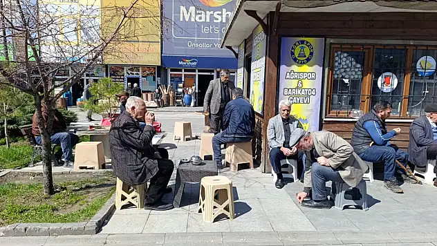 Ağrı'da bahar yüzünü gösterdi dedeler soluğu sokakta aldı