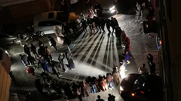 Ağrı'da baharın gelişiyle nişan ve düğünler sokağa taştı