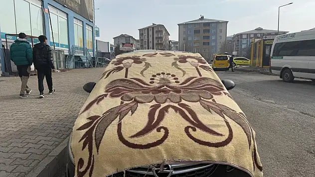 Ağrı'da battaniye ve brandalar araçları ısıttı