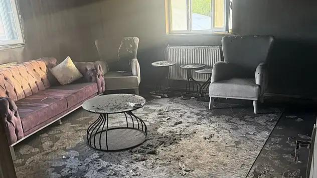 Ağrı'da bayram günü çıkan yangın aileyi evsiz bıraktı