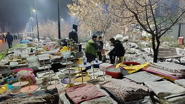Ağrı'da bayram nöbeti! Seyyar satıcılar geceyi ateş başında geçirdi