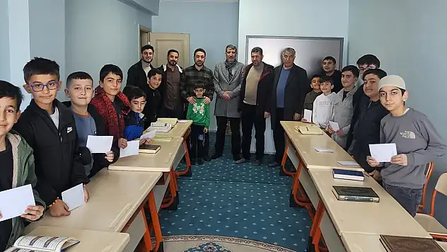 Ağrı'da bayram öncesi hafızların yüzünü güldürdüler