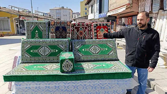 Ağrı'da bayram öncesi halı ve şark köşeleri ilgi görüyor