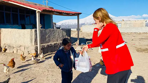 Ağrı'da bayram tatlıları tek tek evlere bırakıldı