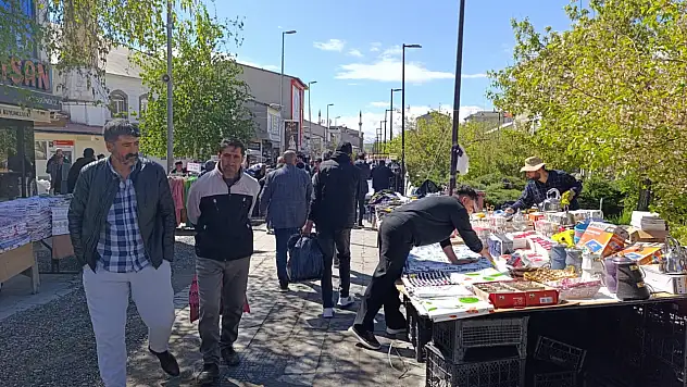 Ağrı'da bayram yoğunluğu cadde ve sokaklara taştı