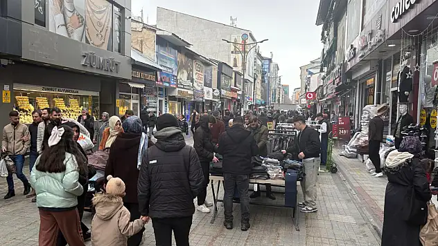Ağrı'da bayram yoğunluğu, çarşıda adım atacak yer kalmadı