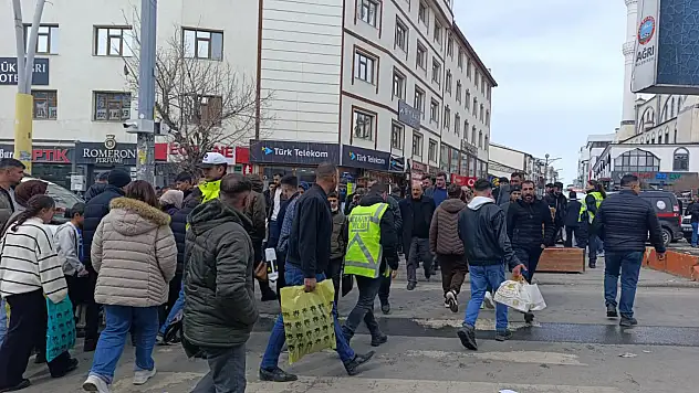 Ağrı'da bayram yoğunluğu trafiği kilitledi