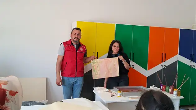 Ağrı'da beslenme ve diyetetik kulübü öğrencileri ebru sanatıyla buluştu