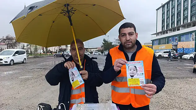 Ağrı'da bir babanın yağmur altında yürek burkan umut bekleyişi