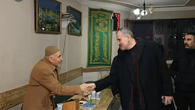 Ağrı'da birlik sofrası: Vali Bozkurt vatandaşlarla iftar açtı