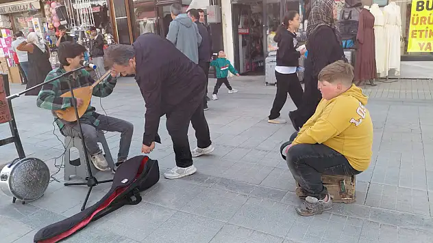 Ağrı'da boyacı çocuğun müzik molası yürekleri ısıttı