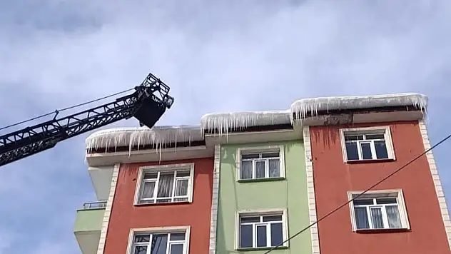 Ağrı'da buz sarkıtları tek tek temizleniyor