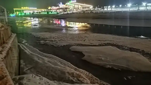 Ağrı'da buzlu ve dondurucu Murat Nehri manzarası