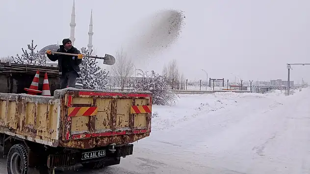 Ağrı'da buzlu yollar için tuzlama çalışmaları yapılıyor