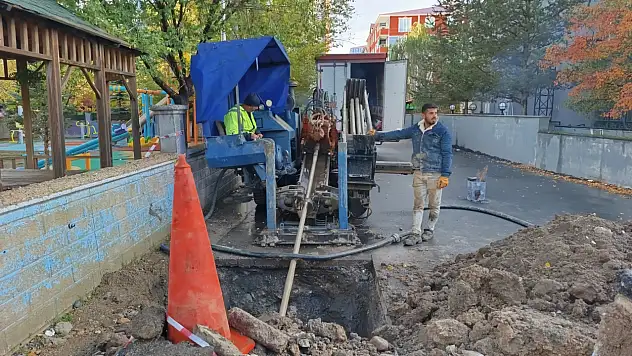 Ağrı'da cadde üzerindeki enerji altyapısı yenileniyor