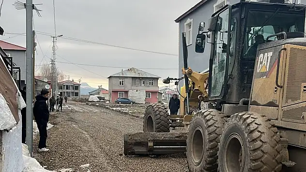 Ağrı'da çamurlu sokaklara çakıl dökülüyor