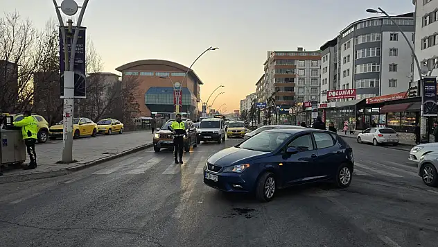 Ağrı'da çarpma anı korkuttu: Sürücü ve vatandaşlar yardıma koştu