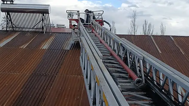 Ağrı'da çatıda başlayan yangın mahallelinin dikkati ile söndürüldü