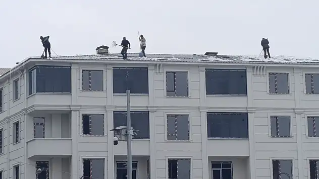 Ağrı'da çatıda biriken karlar temizlenmeye devam ediyor