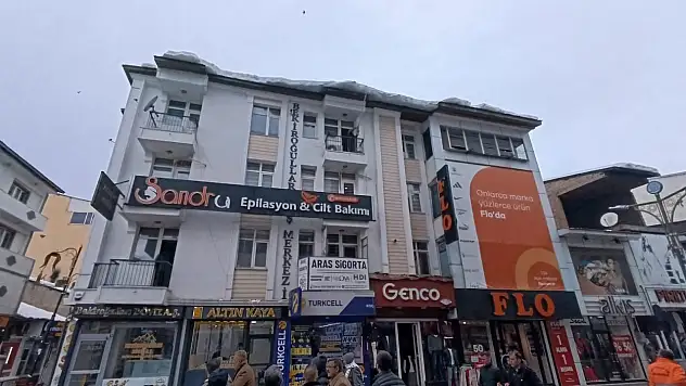 Ağrı'da çatılarda biriken kar kütleleri erimeye başladı