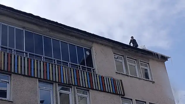 Ağrı'da çatılarda kar mesaisi