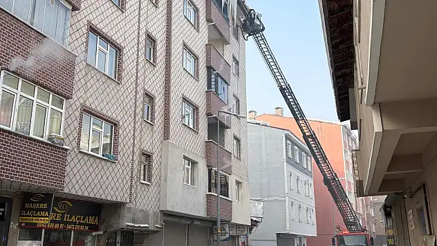 Ağrı'da buzlar temizleniyor, sokaklarda kar mesaisi devam ediyor