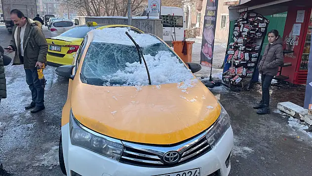 Ağrı'da çatılardan düşen kar kütlesi ticari taksinin üzerine düştü