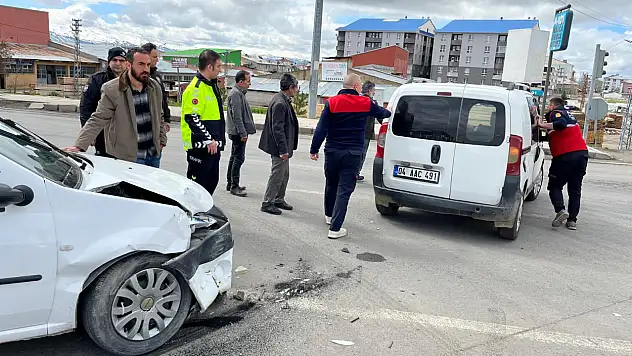 Ağrı'da çevre yolunda kaza ucuz atlatıldı