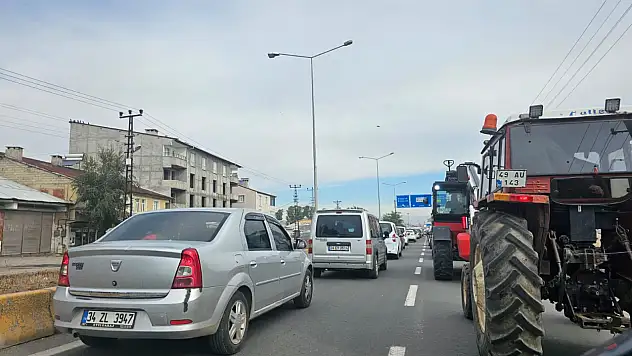 Ağrı'da cezaevi kavşağı'nda trafik kilitleniyor