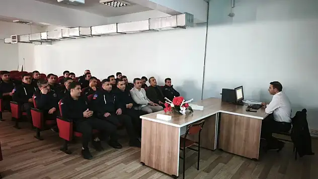 Ağrı'da cezaevi personeline koruyucu ailelik anlatıldı