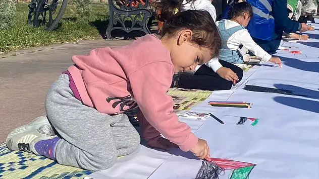 Ağrı'da çocuklar Filistin için çizdi