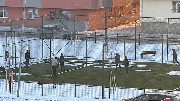 Ağrı'da çocuklar soğuğa aldırmadan futbol oynadı