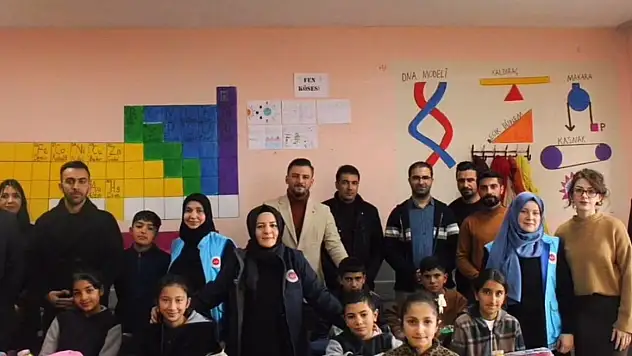 Ağrı'da çocukların yüzünü güldüren yardım