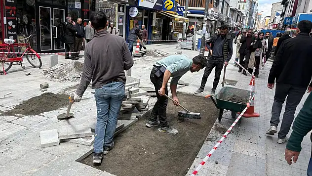 Ağrı'da Cumhuriyet Caddesi'nde bordür  yenileme çalışmaları başladı