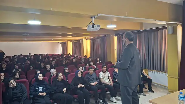 Ağrı'da 'Dijital Dünyada Çocuk, Genç ve Aile' konferansları düzenlendi