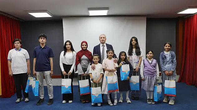 Ağrı'da Dilimizin Zenginlikleri Projesi'nde başarılı öğrenciler ödüllendirildi