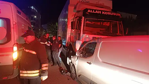 Ağrı'da direksiyon hakimiyetini kaybeden sürücü park hâlindeki tıra çarptı