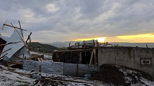 Ağrı'da dolu ve fırtına etkili oldu: Bir evin çatısı uçtu
