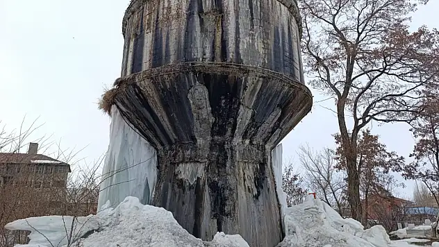 Ağrı'da donan su deposu çözülüyor