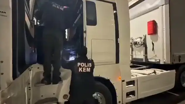 Ağrı'da dorse içerisindeki gizli bölmeye yerleştirilen uyuşturucu ele geçirildi