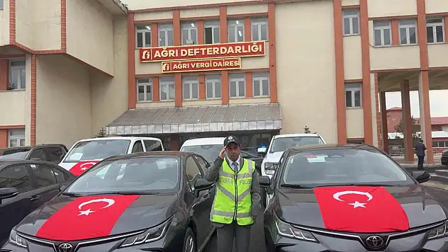 Ağrı'da düzenlenen araç töreninde Emin, trafik polisi yeleğiyle gülümsetti