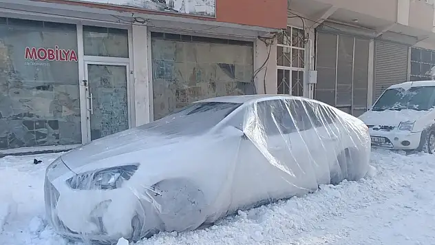 Ağrı'da eksi dereceler araçları naylon altına aldı
