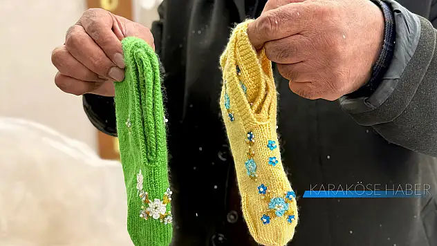 Ağrı'da el emeği patiklerle kış sıcak geçiyor