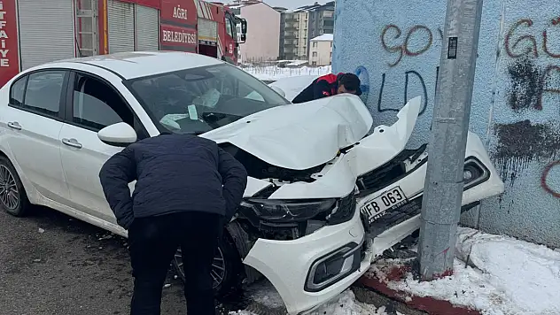 Ağrı'da elektrik direğine çarpan otomobil yürekleri ağza getirdi!