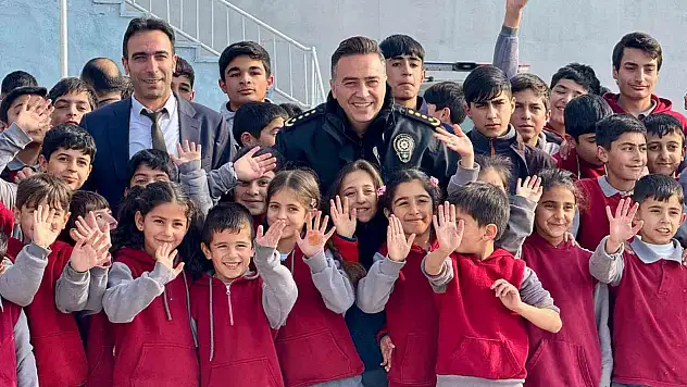 Ağrı'da Emniyet, 215 öğrenciye kışlık bot dağıttı