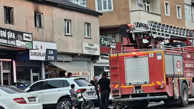 Ağrı'da Eski Van Caddesi'nde korkutan yangın