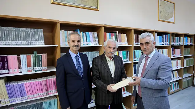 Ağrı'da evinde bulunan 1800 kitabı üniversite bağışladı