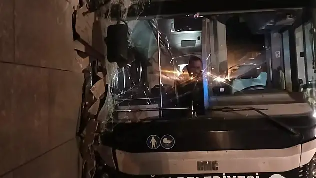Ağrı'da facianın eşiğinden dönüldü! Otobüs alt geçitte kontrolden çıktı