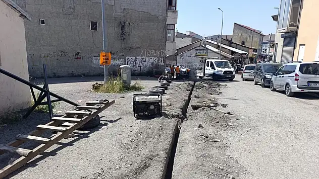 Ağrı'da fiber internet çalışmaları yolları delik deşik etti