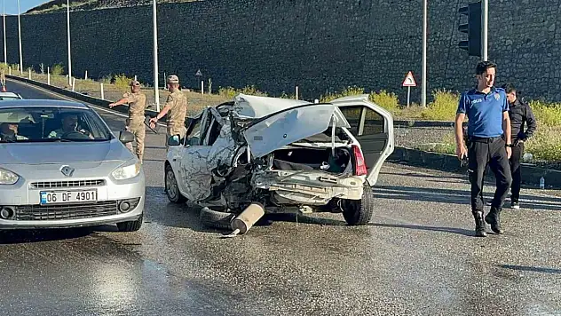 Ağrı'da freni boşalan kamyonet otomobile çarptı: 2 yaralı
